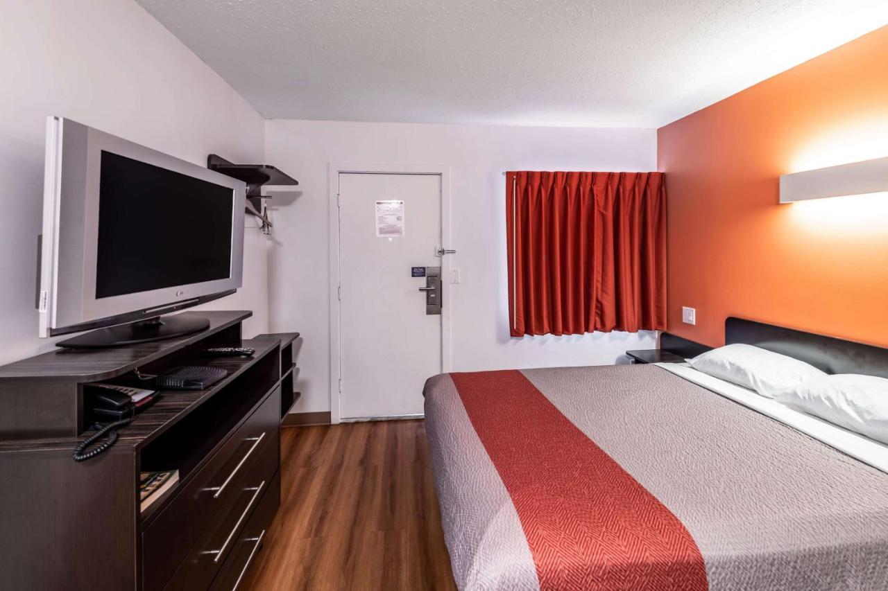 Single Queen Room